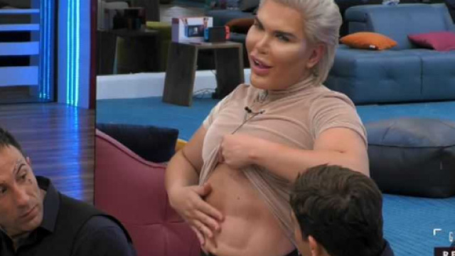 Il Ken Umano fa una domanda intima a Simone che solo la Pezzopane ... - bitchyf.it