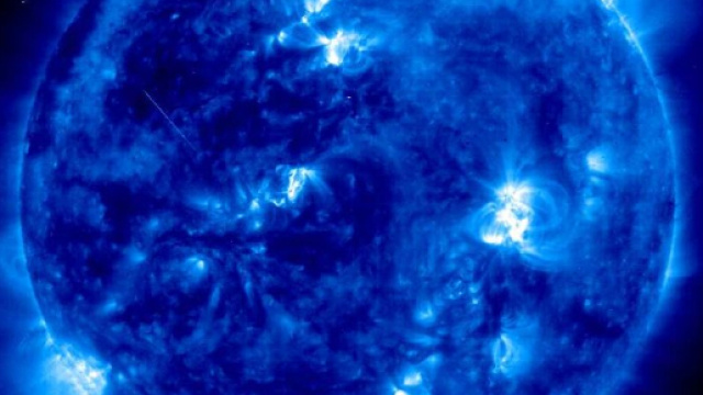 In alto, immagine di un sole blu