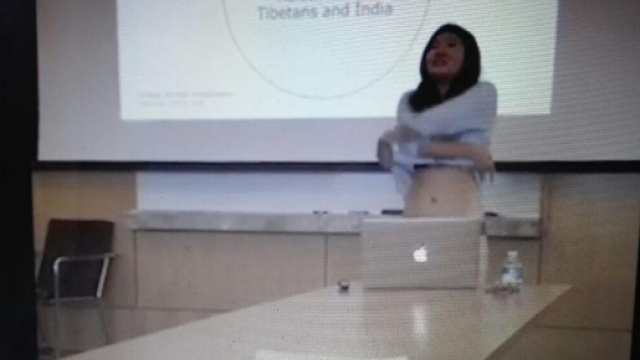 In alto, la studentessa di origine asiatica