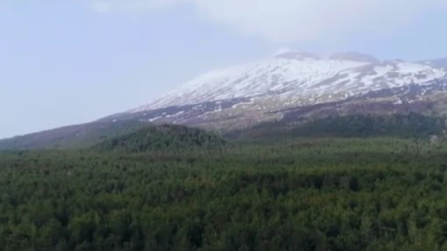 La cima dell'Etna innevata e pronta a ricevere il Giro