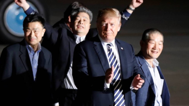 Les trois otages sur la base militaire am&eacute;ricaine.