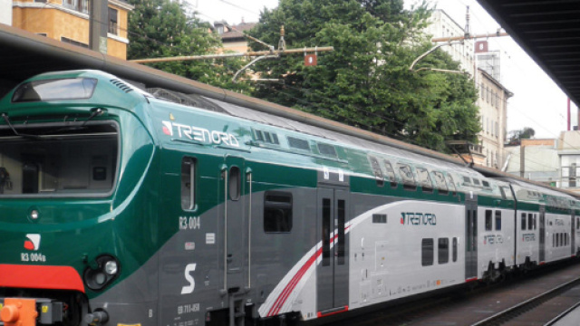 Novara-Milano: treno fermo per guasto, passeggeri rischiano multa.