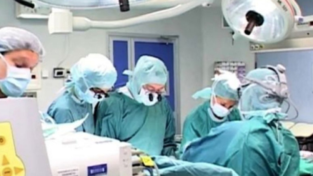 orrore in sala parto, ginecologa decapita nascituro