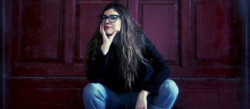 Isabel Calder&oacute;n en uno de sus v&iacute;deos para El Pa&iacute;s