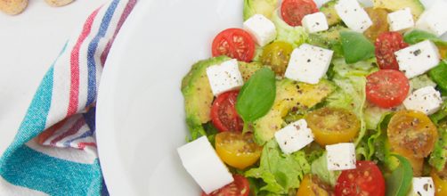 Receta casera: aguacate con tomates y verduras verdes