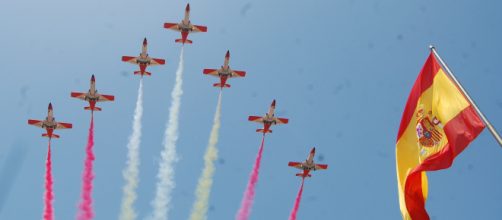 La "Patrulla &Aacute;guila" surca el cielo de la academia sobre la bandera