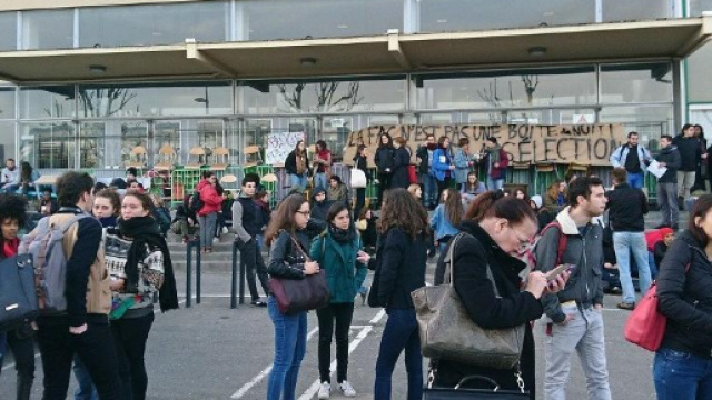 Blocage de l'universit&eacute; d'Arcueil : des &eacute;tudiants ne peuvent pas passer leurs partiels - francetvinfo.fr