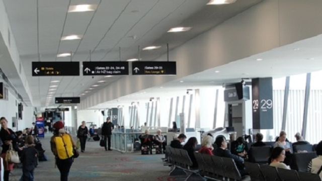 Donna viene offesa al gate d'imbarco