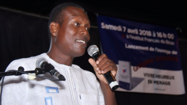 Gr&eacute;goire Sowadan au lancement de son livre ''Vivre heureux en M&eacute;nage"