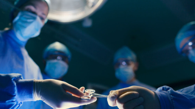 Perde orecchio: chirurghi gliene impiantano uno nuovo sul braccio