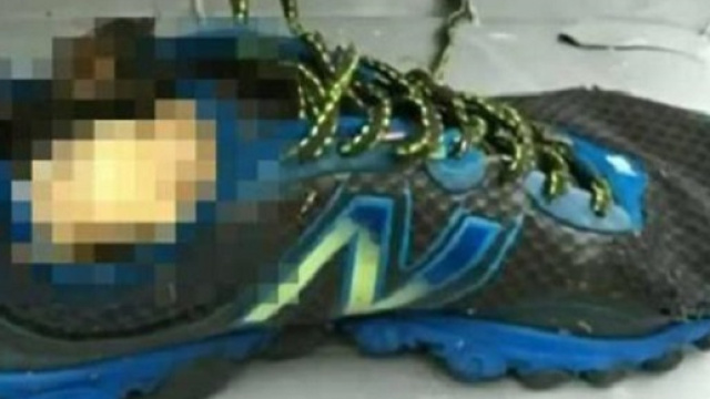 Ritrovate scarpe con piedi mozzati all'interno