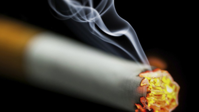 Si ammala di tumore a causa del fumo: chiede risarcimento e viene condannato