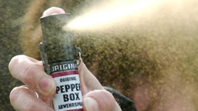 Spruzza spray urticante a scuola: 23 studenti intossicati
