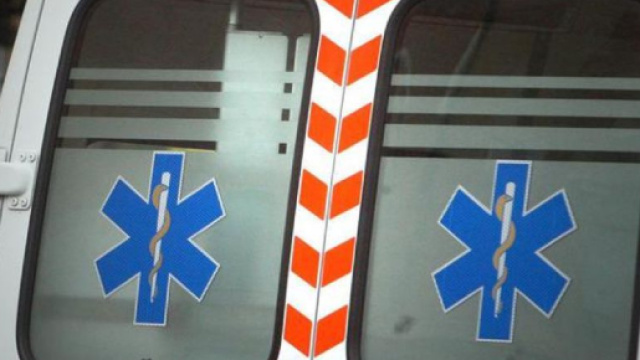 A Napoli 2 casi in 2 giorni: paziente aggredisce operatori sanitari, un passante manda in frantumi vetro dell'ambulanza che colpisce infermiera.