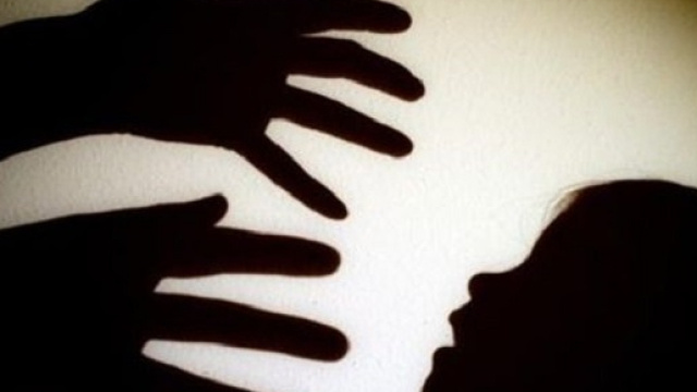 Accusa per abuso di minore: l'ex bidella che si toglie la vita