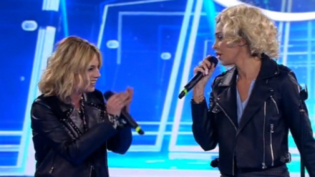 Belen Rodriguez imita l'ex rivale Emma Marrone ad Amici 17