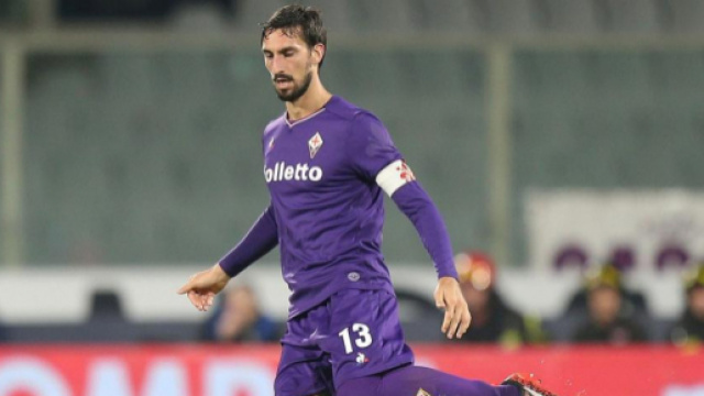 Davide Astori col la fascia da capitano al braccio