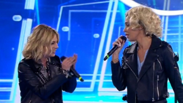Emma Marrone e Belen Rodriguez cantano insieme ad Amici.