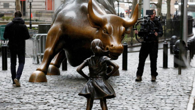 "Fearless Girl" che fronteggia l'enorme statua del " Charging Bull" &egrave; il simbolo del riconoscimento del ruolo delle donne in ogni istituzione.