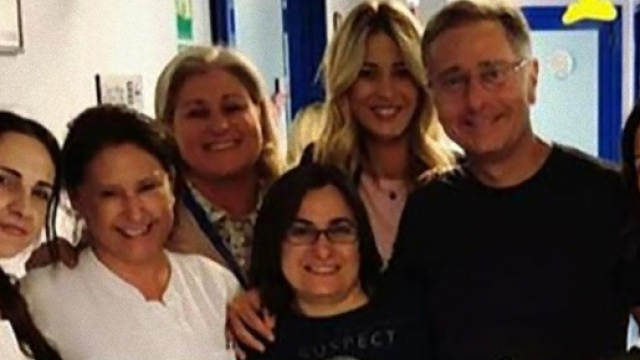 Paolo Bonolis in ospedale con Elena Santarelli.