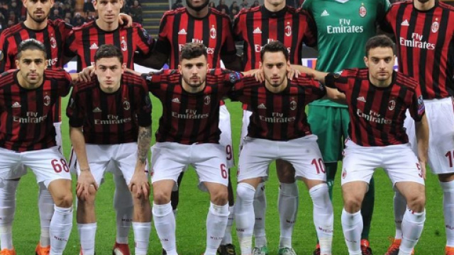 Gli 11 titolari del Milan nella consueta foto di rito.