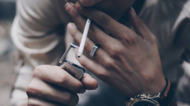 Tabagista chiede risarcimento per tumore causato dal fumo: la risposta della Cassazione - notizieora.it