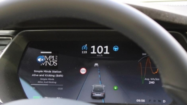 Tesla, auto con pilota automatico si schianta: altro incidente, di chi la colpa? Le dinamiche dell'accaduto