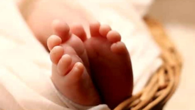 Un passante nota il passeggino abbandonato e scatta l'allarme, al suo interno un bimbo di soli 10 giorni.