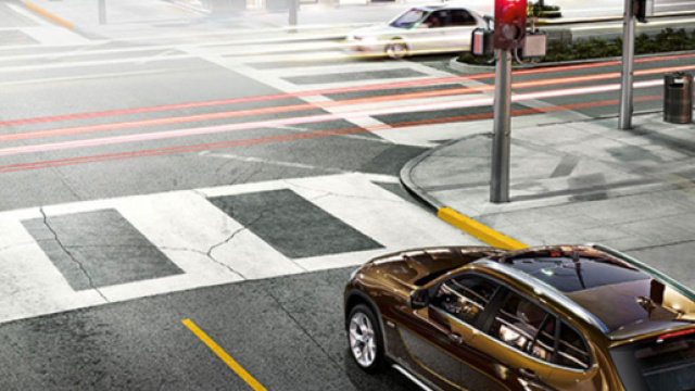 A Roma, lungo Corso Francia un cecchino colpisce un automobilista fermo al semaforo. Gli inquirenti stanno indagando