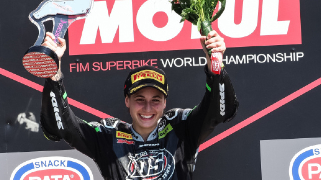 Ana Carrasco sul gradino pi&ugrave; alto del podio.