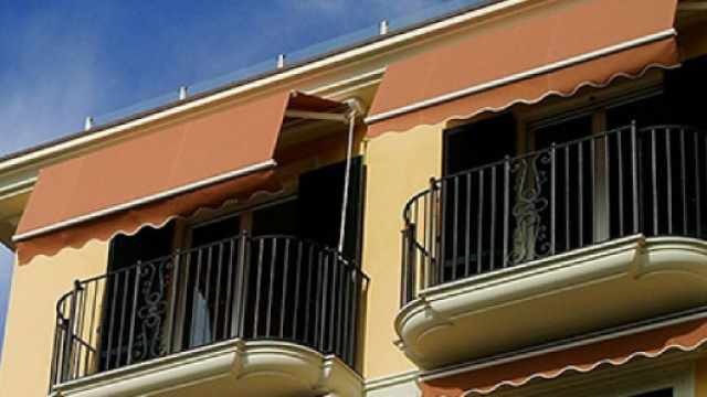 BImba cade dal terrazzo. Arrestata la madre