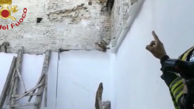 Crolla il soffitto di una scuola