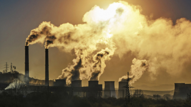 Fabbrica che immette anidride carbonica nell'aria