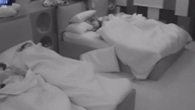 Grande Fratello 2018, rapporto orale tra due uomini c'&egrave; il video