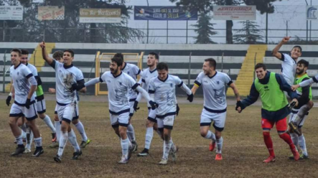 I giovani del Derthona esultanti a fine gara