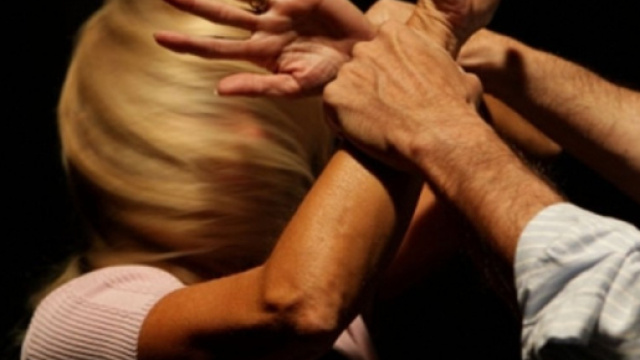 Picchia la fidanzata in albergo, arrestato