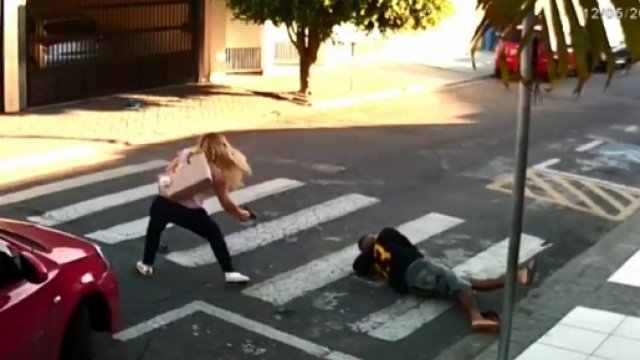 Poliziotta brasiliana fuori servizio disarma e ferisce mortalmente un rapinatore davanti a una scuola.