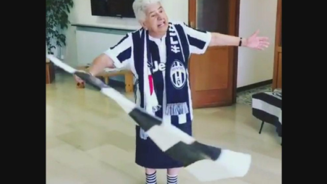 Suora canta l'inno della Juventus