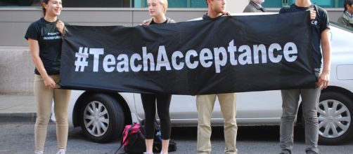 Teens gathering to support the gay community via MaryBettiniBlank / Pixabay