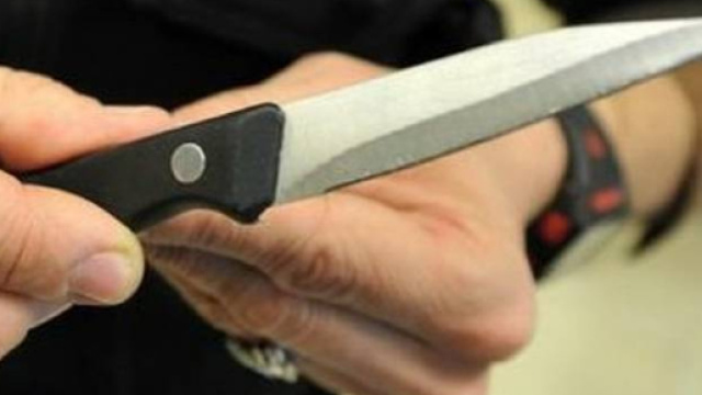 Accoltella il nipote perch&egrave; non vuole pagare l'affitto.