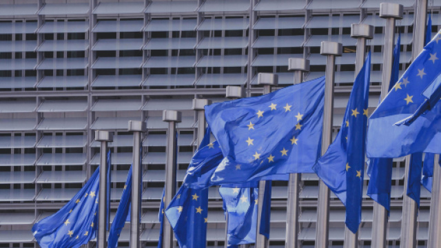 Bandiere dell'Unione europea davanti agli uffici della commissione europea di Bruxelles