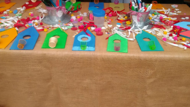 Casette per gli uccellini con mangiatoie.