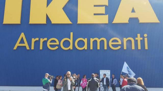 Conferenza stampa di Fratelli d'Italia davanti alla sede dell'Ikea di Bari