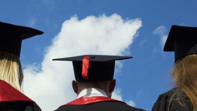 Fonte: https://www.videoblocks.com/video/happy-young-people-celebrating-graduation-throwing-academic-hats-up-in-air-bvyqcenzliw4vnnzo