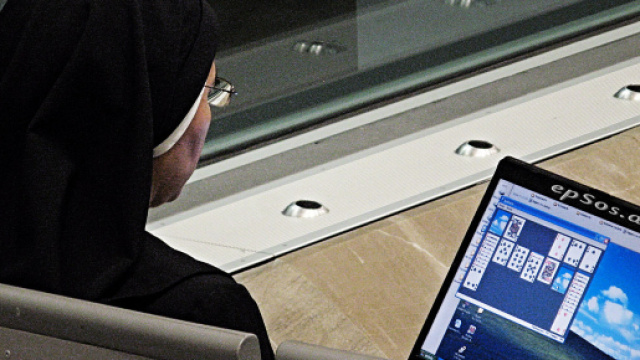 Suore di clausura, computer e social network: il Vaticano dice s&igrave; ma con 'moderazione e sobriet&agrave;'.