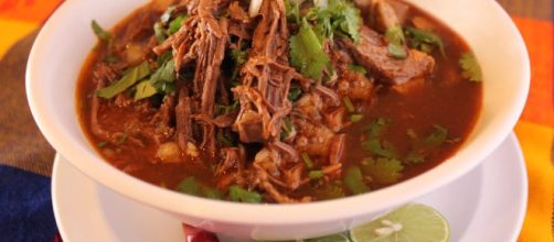 Plato De Birria de res en plato hondo