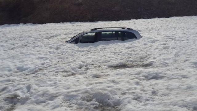 Auto sepolta sotto la neve a Moncenisio