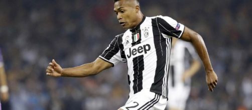 Alex Sandro quiere salir del club italiano