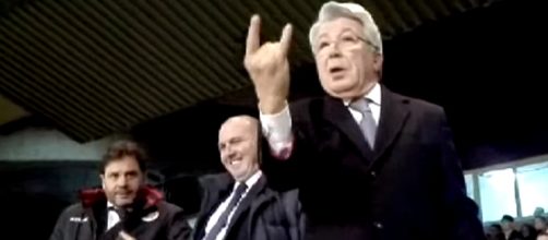 El obsceno gesto que hizo Enrique Cerezo a los aficionados del Rayo en 2015.