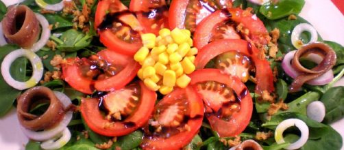 Ensaladas de espinacas con flor de tomate y discos de cebolla y ... - espancomido.com